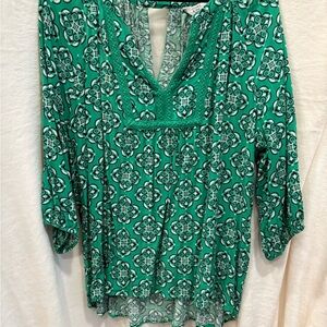 GUC 2X Crown & Ivy Green Patterned Women's Top